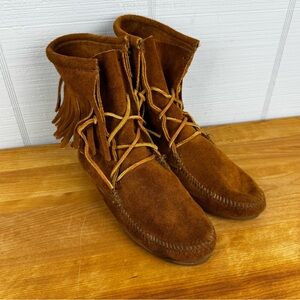 Minnetonka Brown Suede Moccasin Ankle Boots Fringe Lace Up Hard Sole Size 7